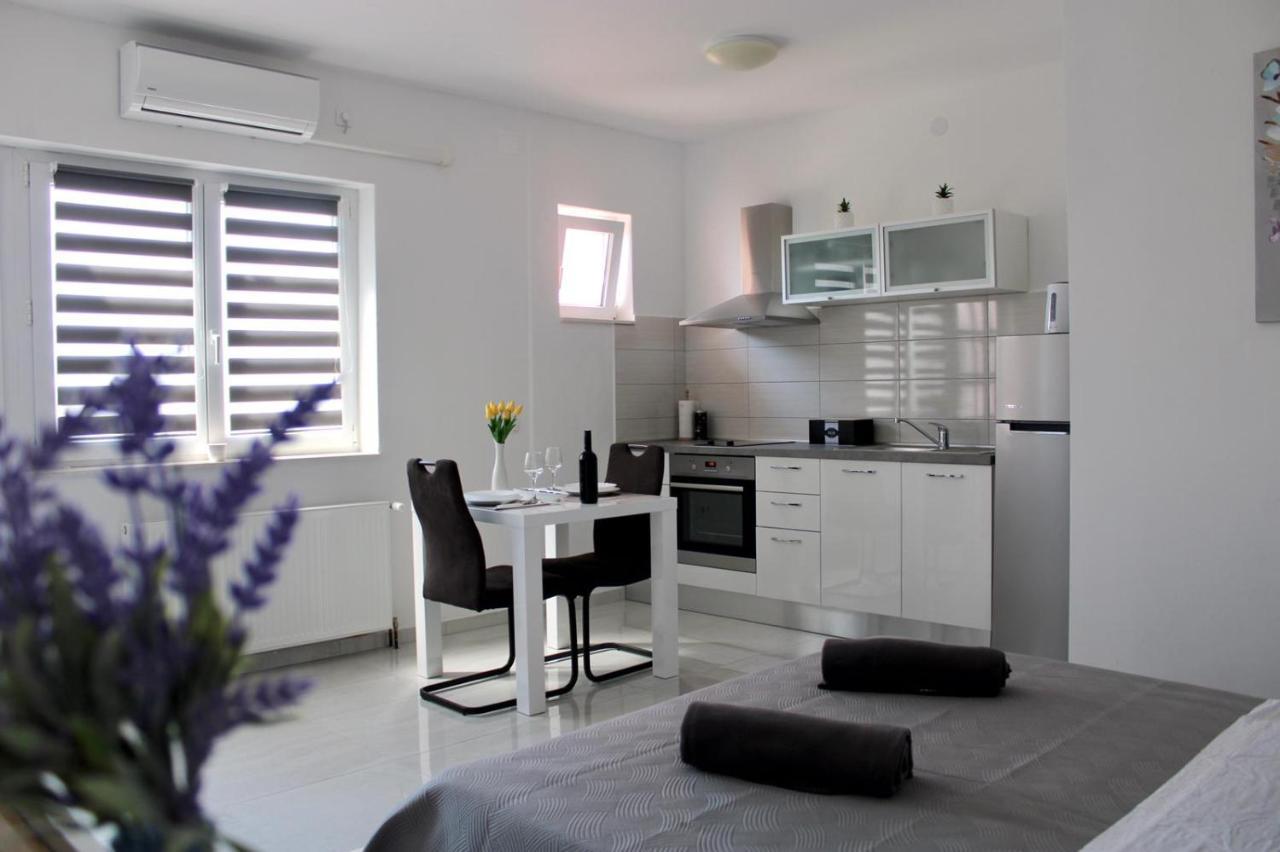 Apartmani Toni Drniš Exteriör bild
