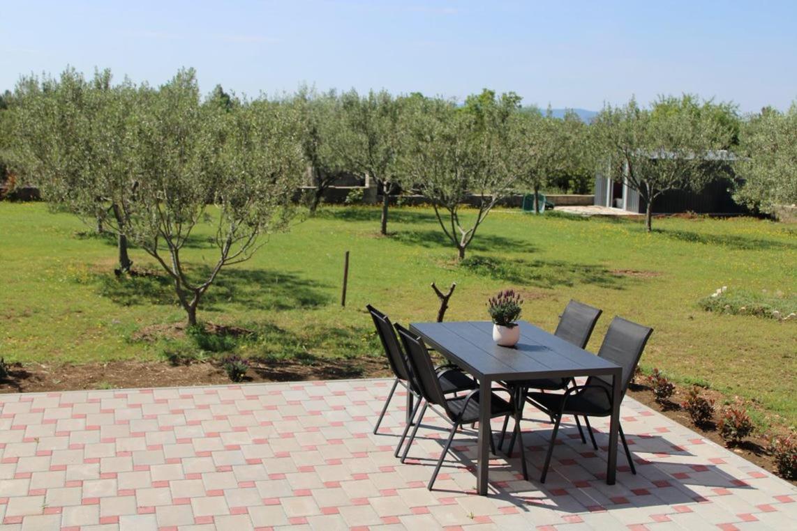Apartmani Toni Drniš Exteriör bild