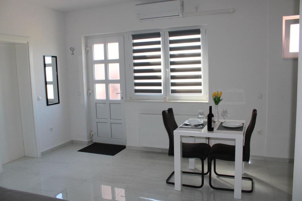 Apartmani Toni Drniš Exteriör bild