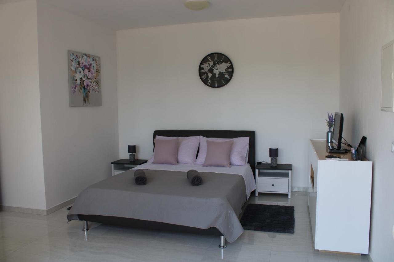 Apartmani Toni Drniš Exteriör bild