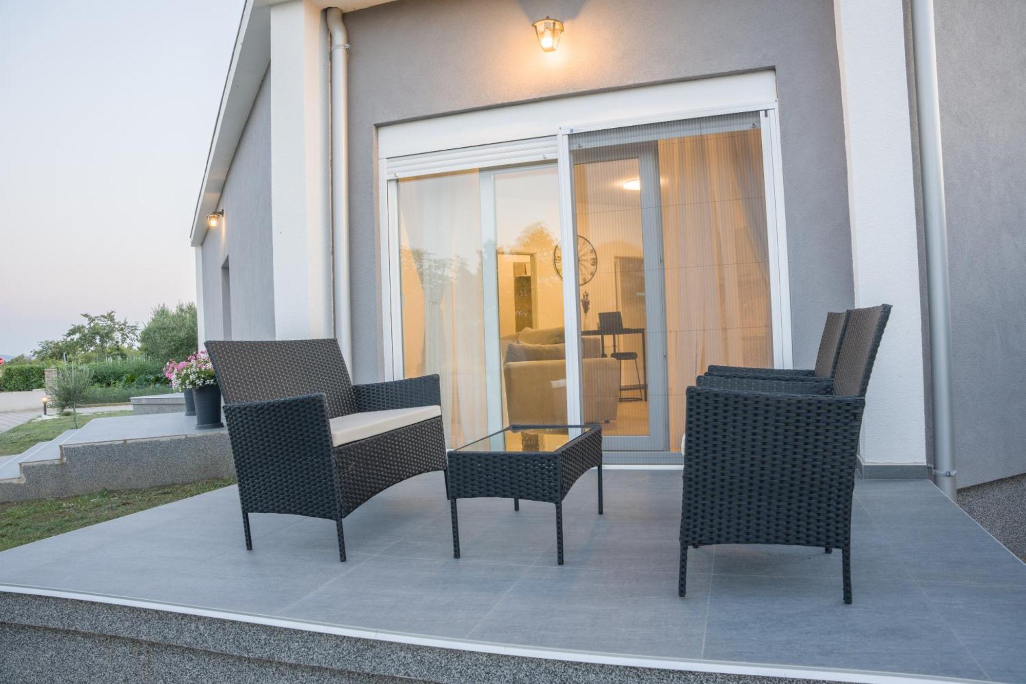 Apartmani Toni Drniš Exteriör bild